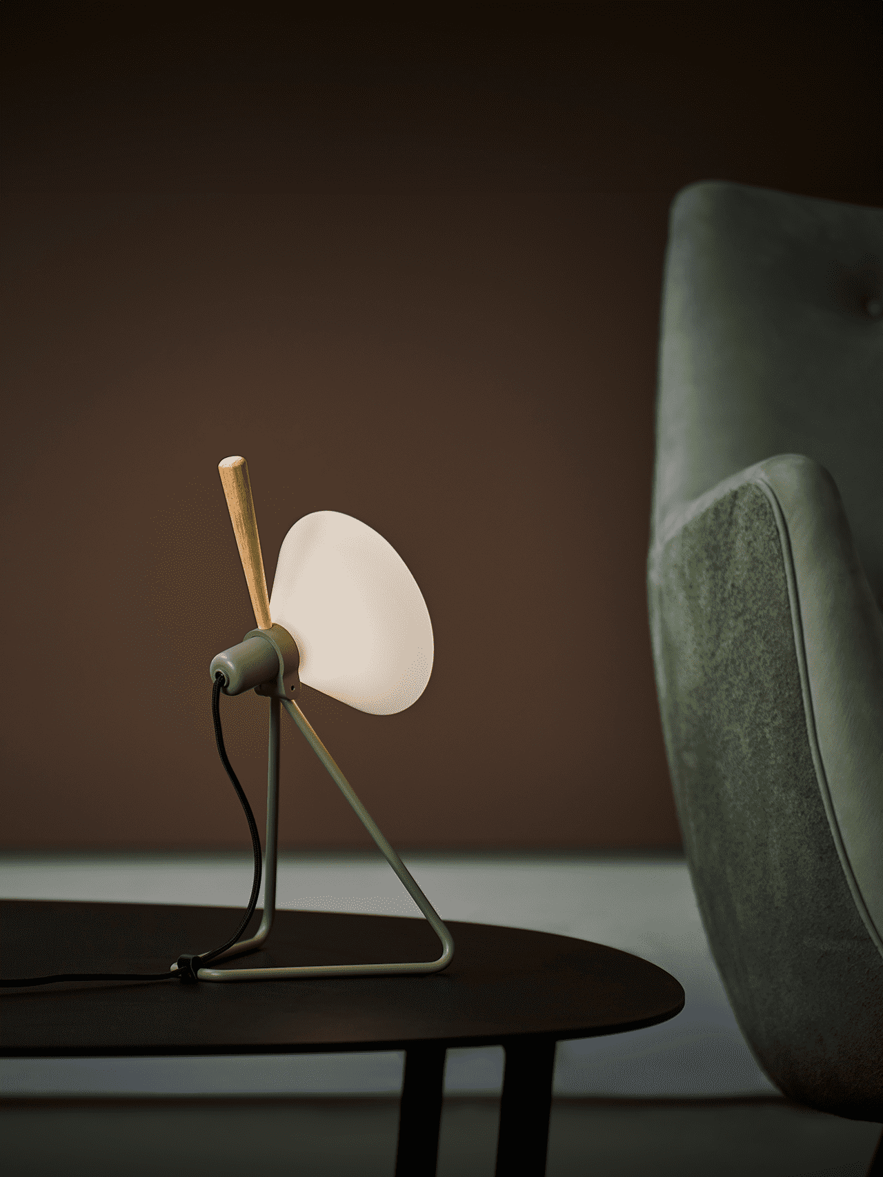 Grøn bordlampe som kan hænges på væggen.