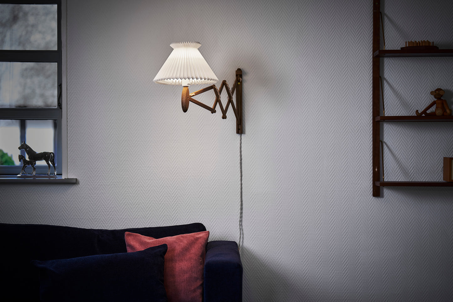 Le Klint Vägglampa, SAX, rökt ek, mässingsbeslag, 6-17PA