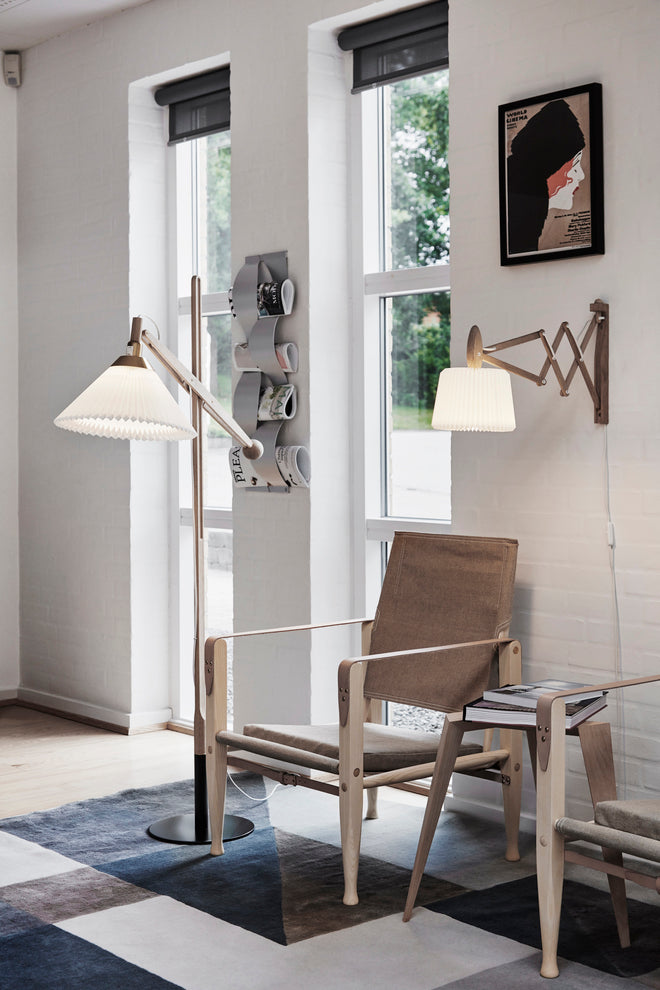 325 gulvlampe i lys eg fra LE klint sammen med snowdrop saxlampen