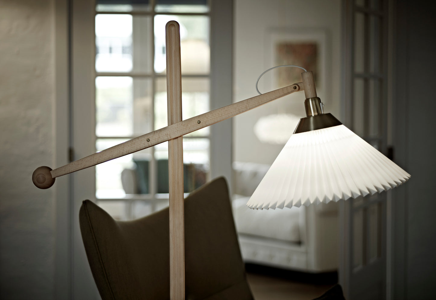 325 gulvlampen fra Le Klint i lys eg