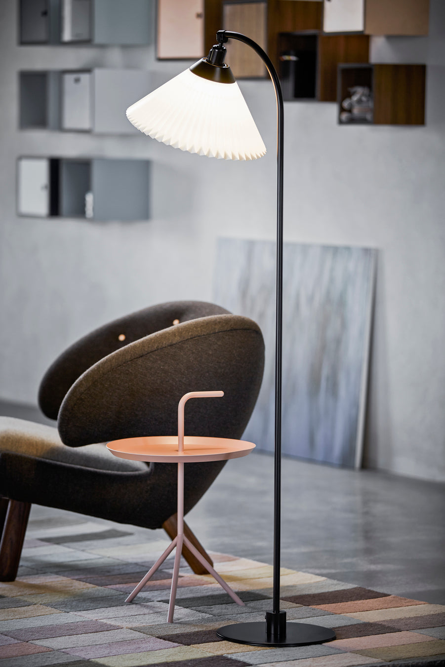 klassisk gulvlampe fra le klint med plisse skærm - model 368 - købes online eller i butikken i Varde