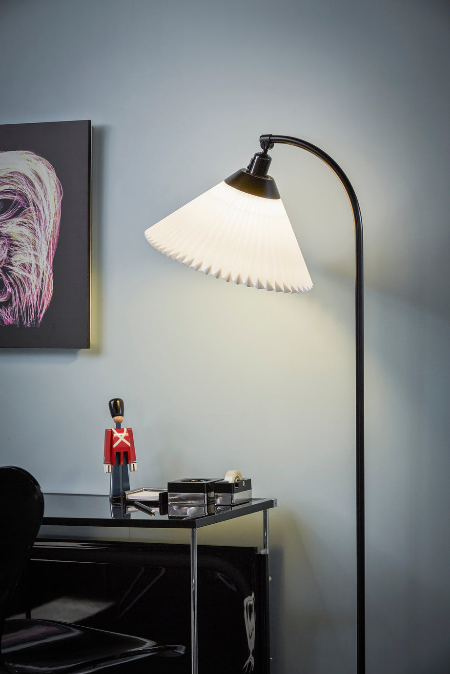 Gulvlampe med plisseret skærm fra Le Klint