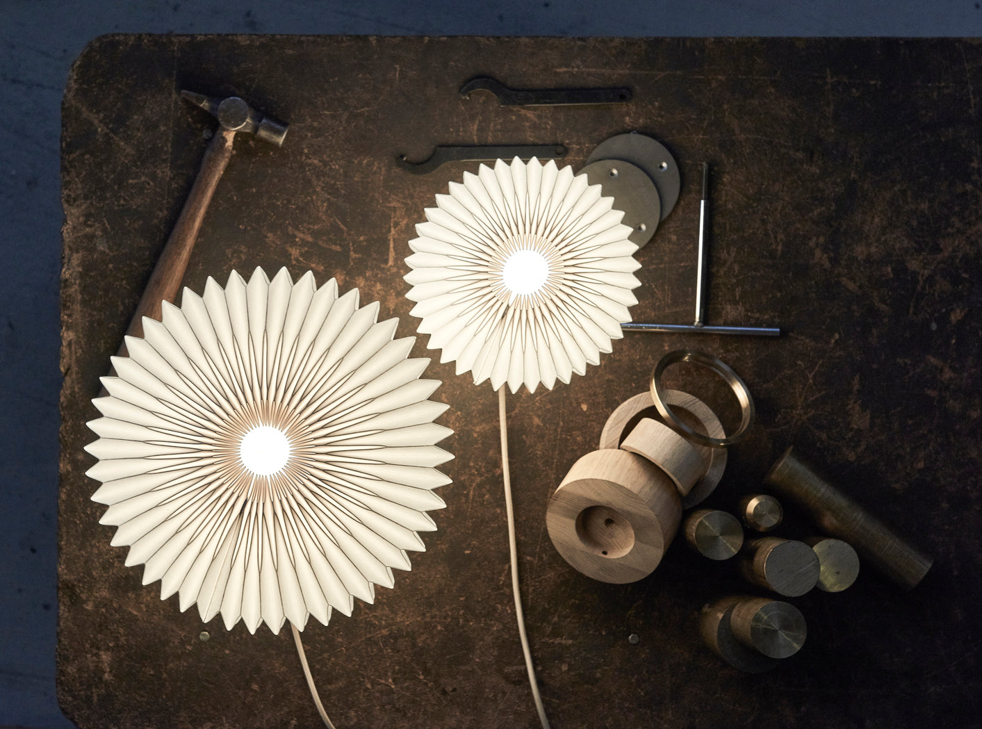 Le Klint Bordslampa, rökt ek, x-small