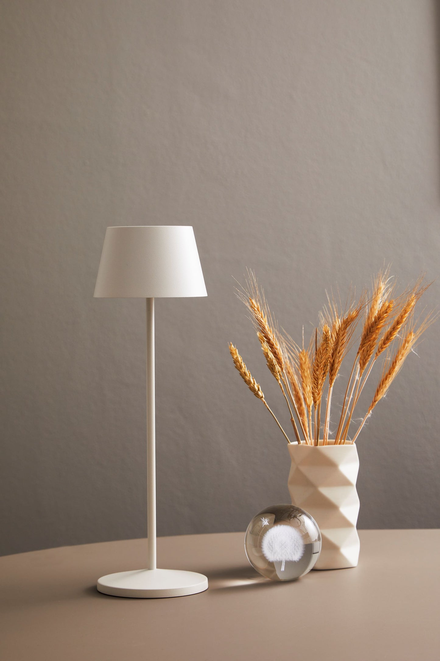 LOOM Design - MODI uppladdningsbar bordslampa - Vit