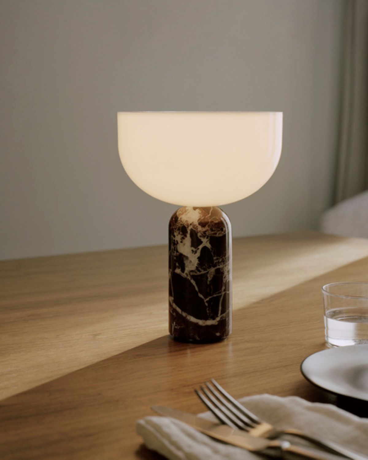 New Works Kizu Genopladelig Bordlampe - Rosso Levanto Marmor