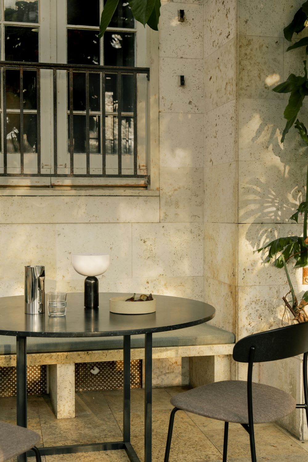 New Works Kizu Genopladelig Bordlampe - Sort Marmor