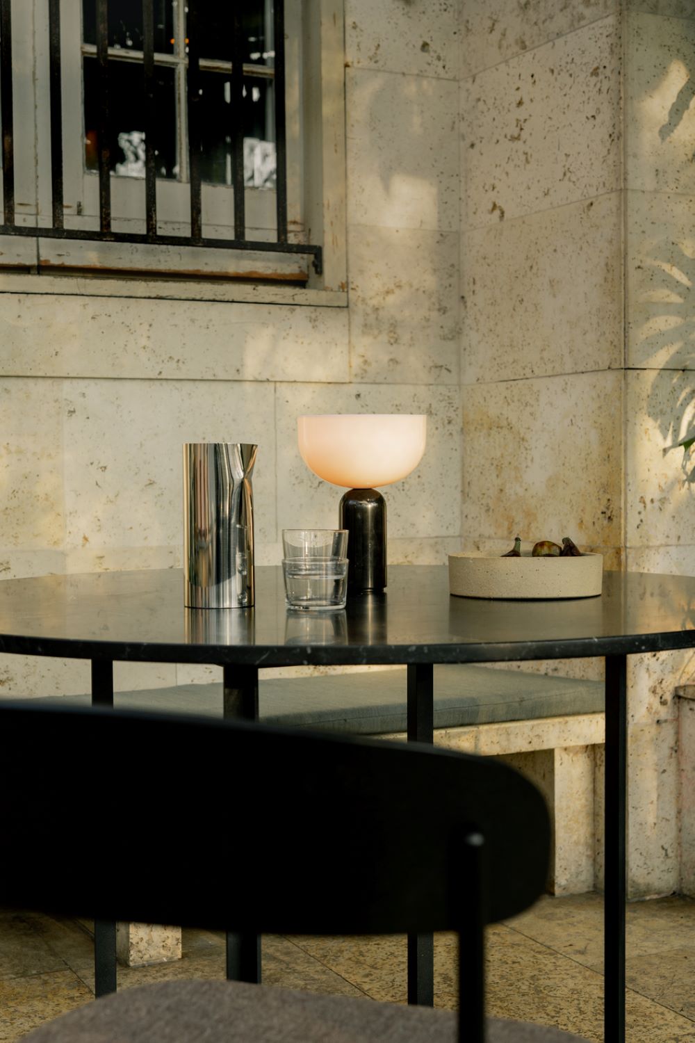 New Works Kizu Genopladelig Bordlampe - Sort Marmor