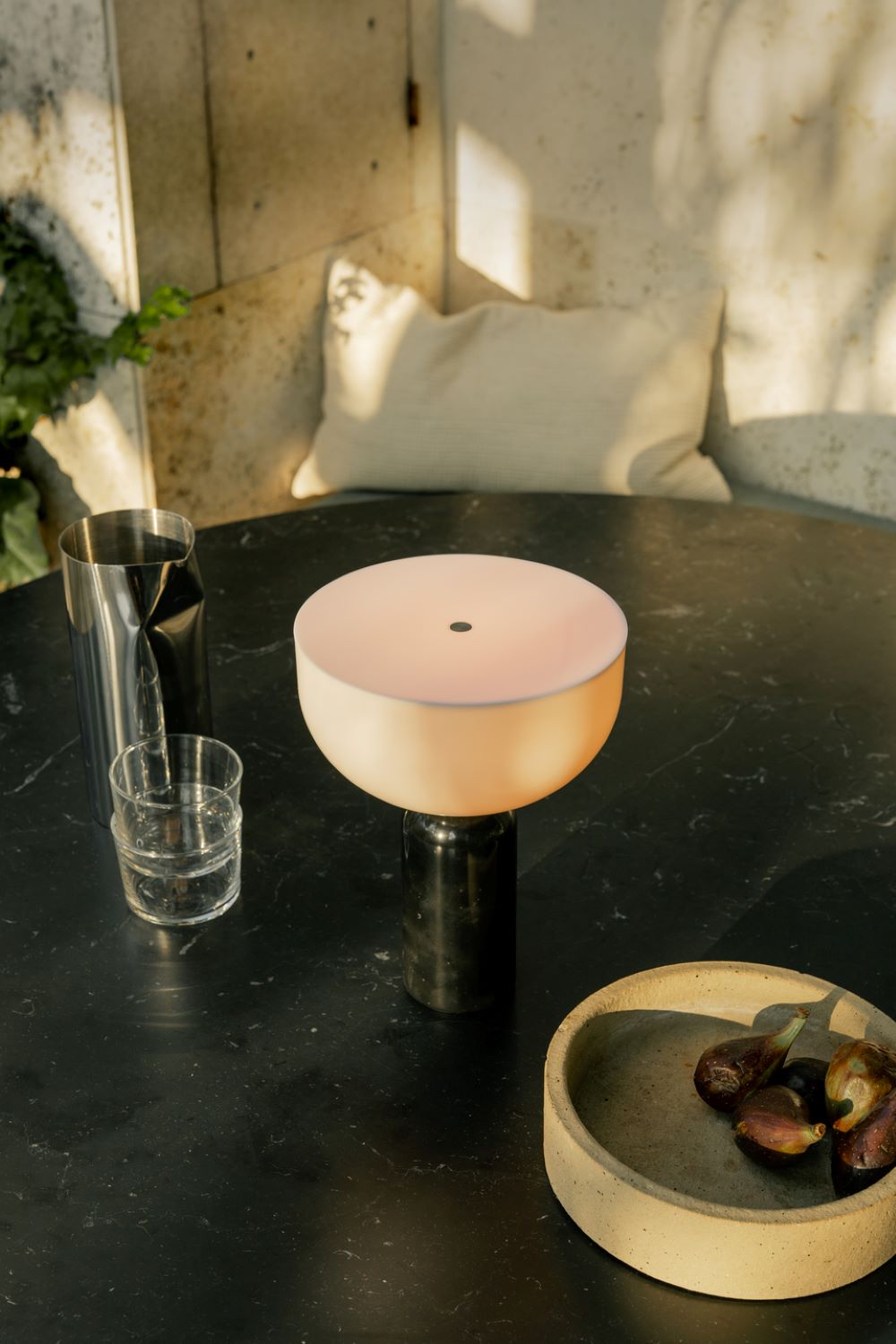 New Works Kizu Genopladelig Bordlampe - Sort Marmor