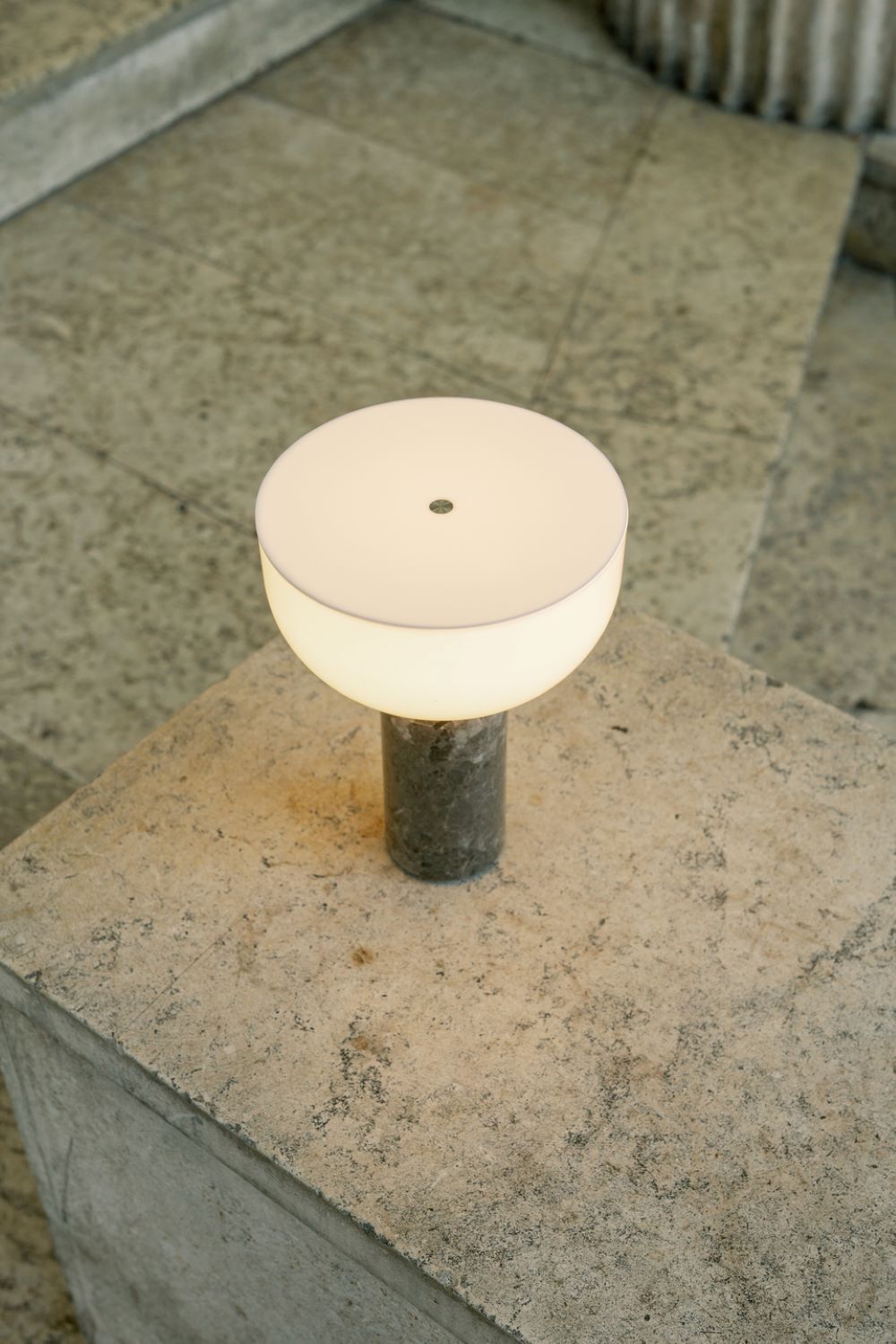 New Works Kizu Genopladelig Bordlampe - Gris Du Marais Marmor