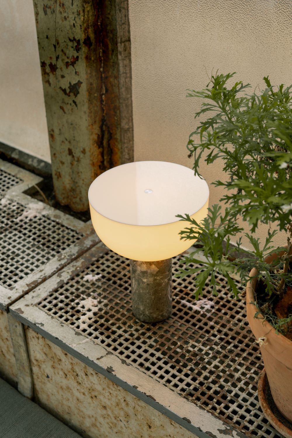 New Works Kizu Genopladelig Bordlampe - Gris Du Marais Marmor