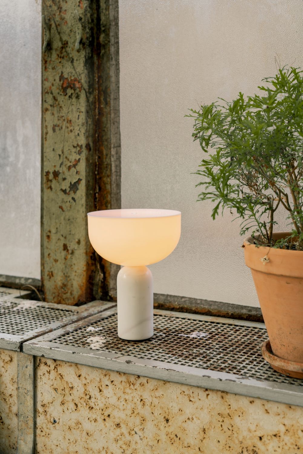 New Works Kizu Genopladelig Bordlampe - Hvid Marmor