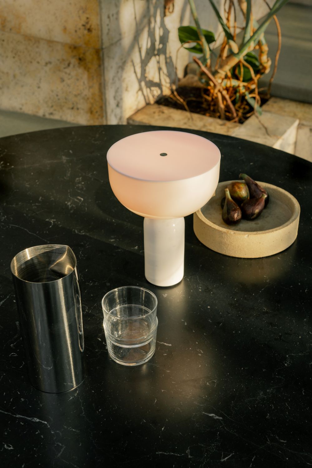 New Works Kizu Genopladelig Bordlampe - Hvid Marmor
