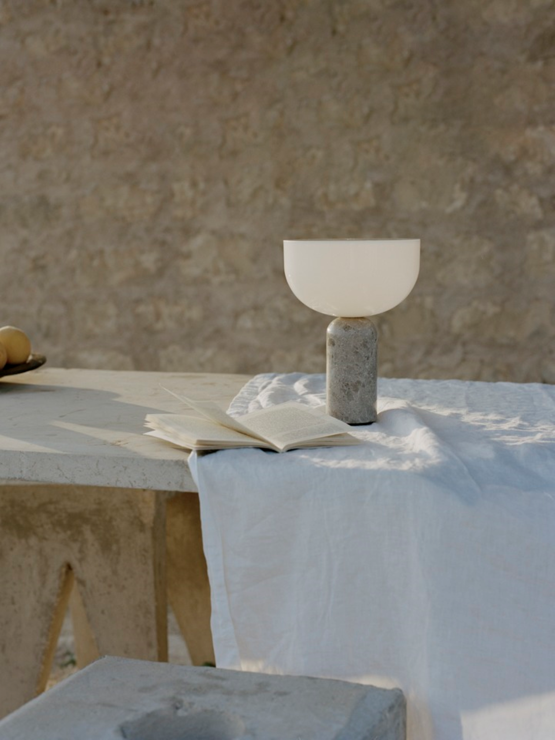 New Works Kizu Genopladelig Bordlampe - Gris Du Marais Marmor