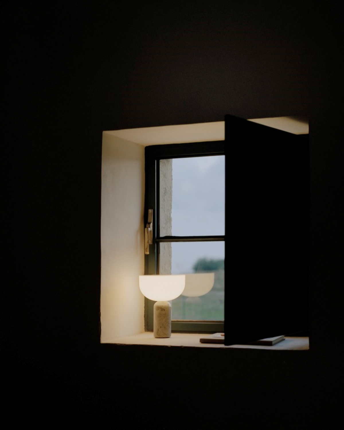 New Works Kizu Genopladelig Bordlampe - Gris Du Marais Marmor