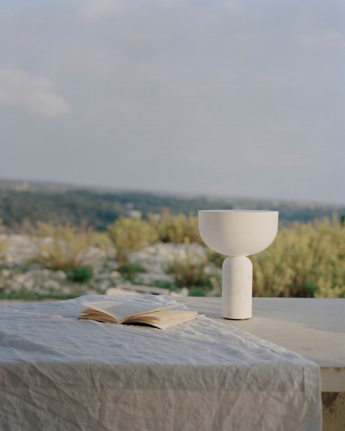 New Works Kizu Genopladelig Bordlampe - Hvid Marmor