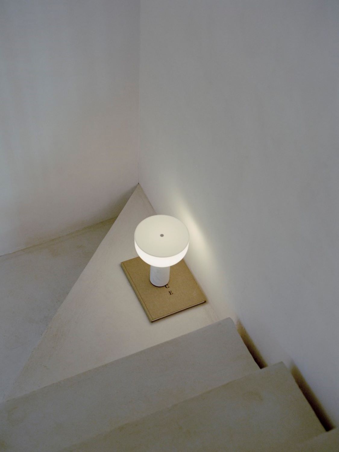 New Works Kizu Genopladelig Bordlampe - Hvid Marmor