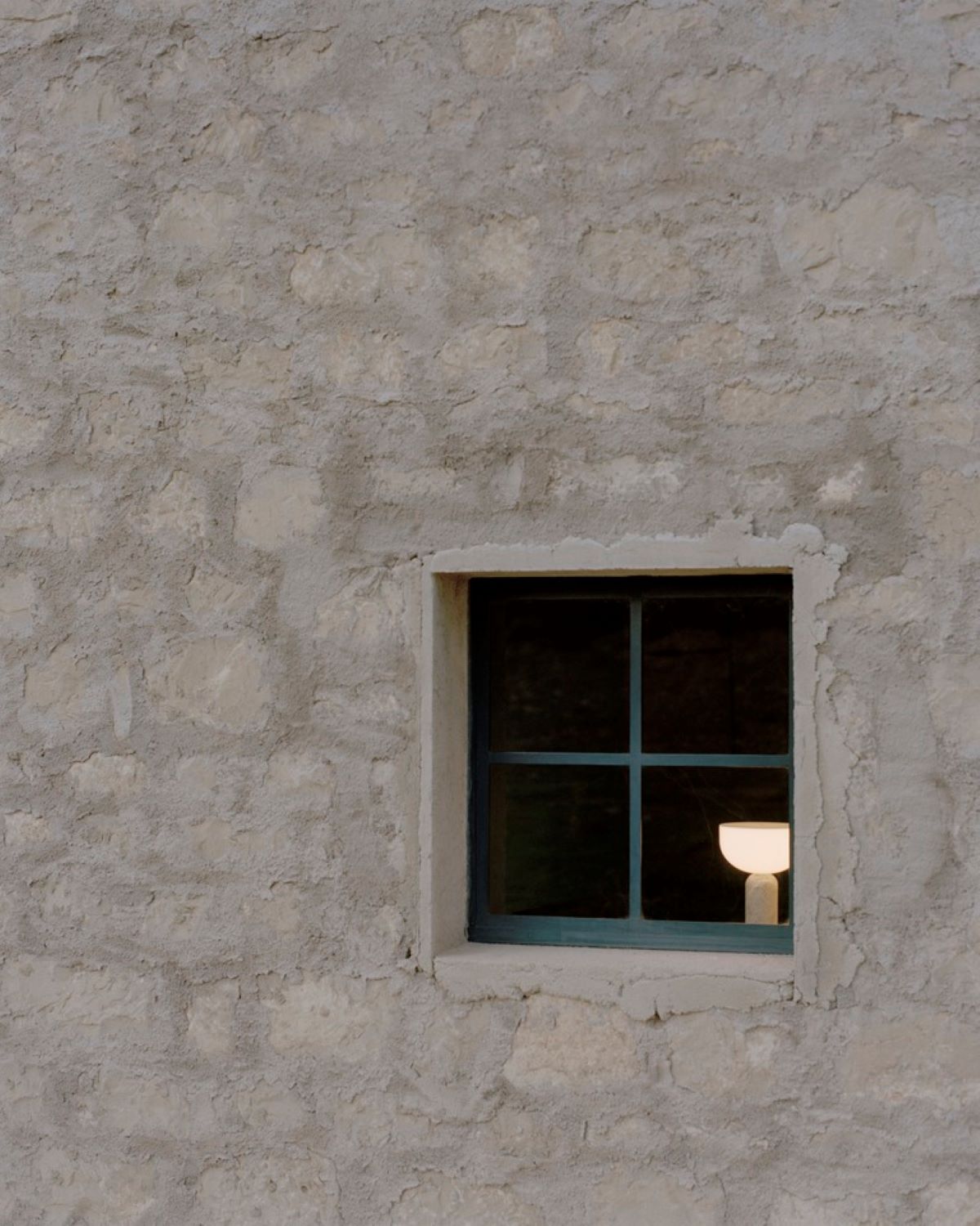 New Works Kizu Genopladelig Bordlampe - Hvid Marmor