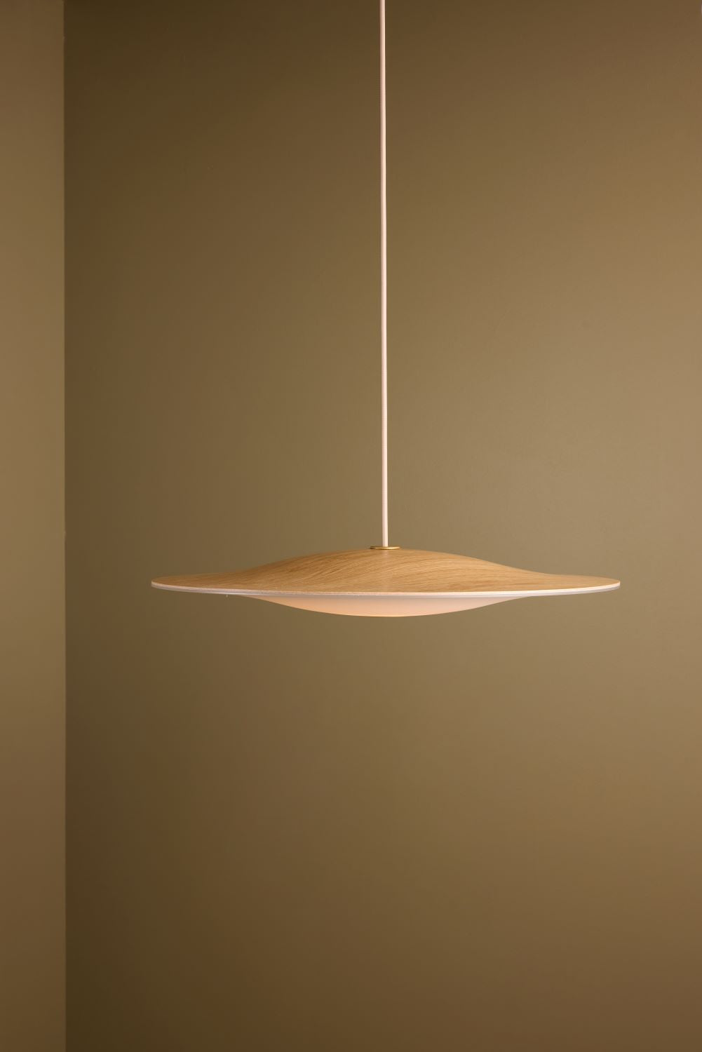 Elegant Piet Hein Maj lampe med træoverflade og blødt lys