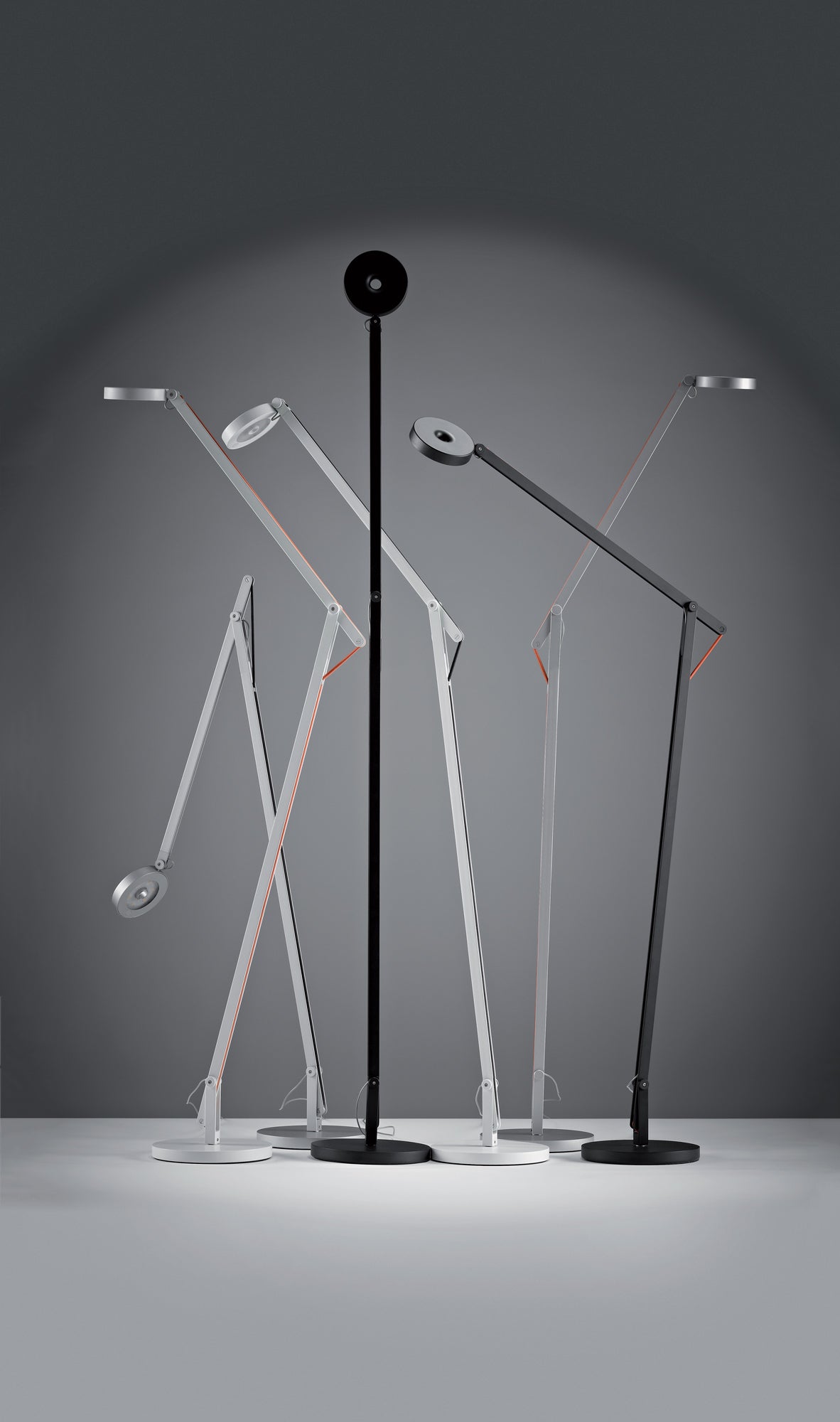 Rotaliana String F1 gulvlampe Satin hvid med sort elastik