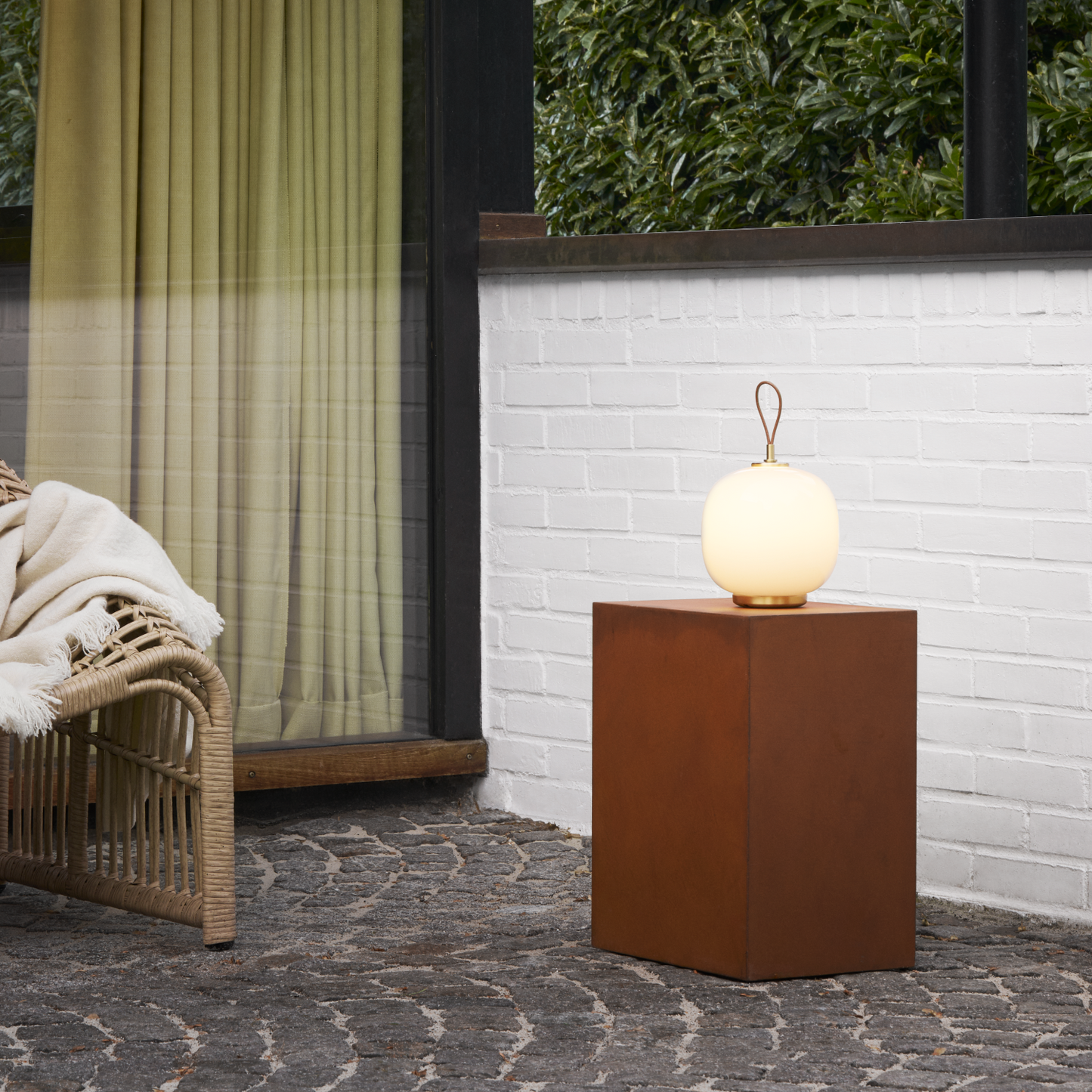 Louis Poulsen VL 45 Radiohus genopladelig Bordlampe Messing/Hvid Opal Glas