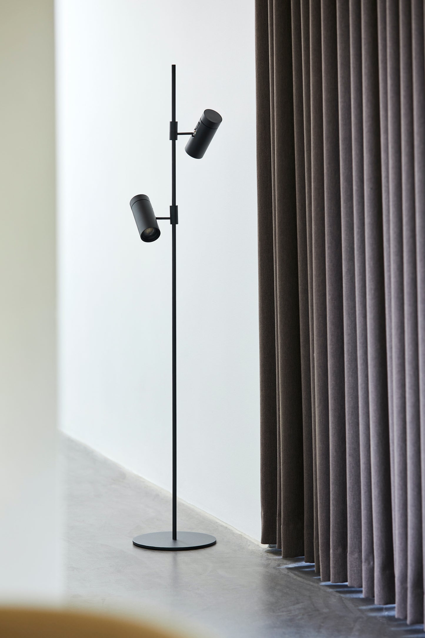 LOOM Design - SIA BASE dubbel golvlampa - Svart