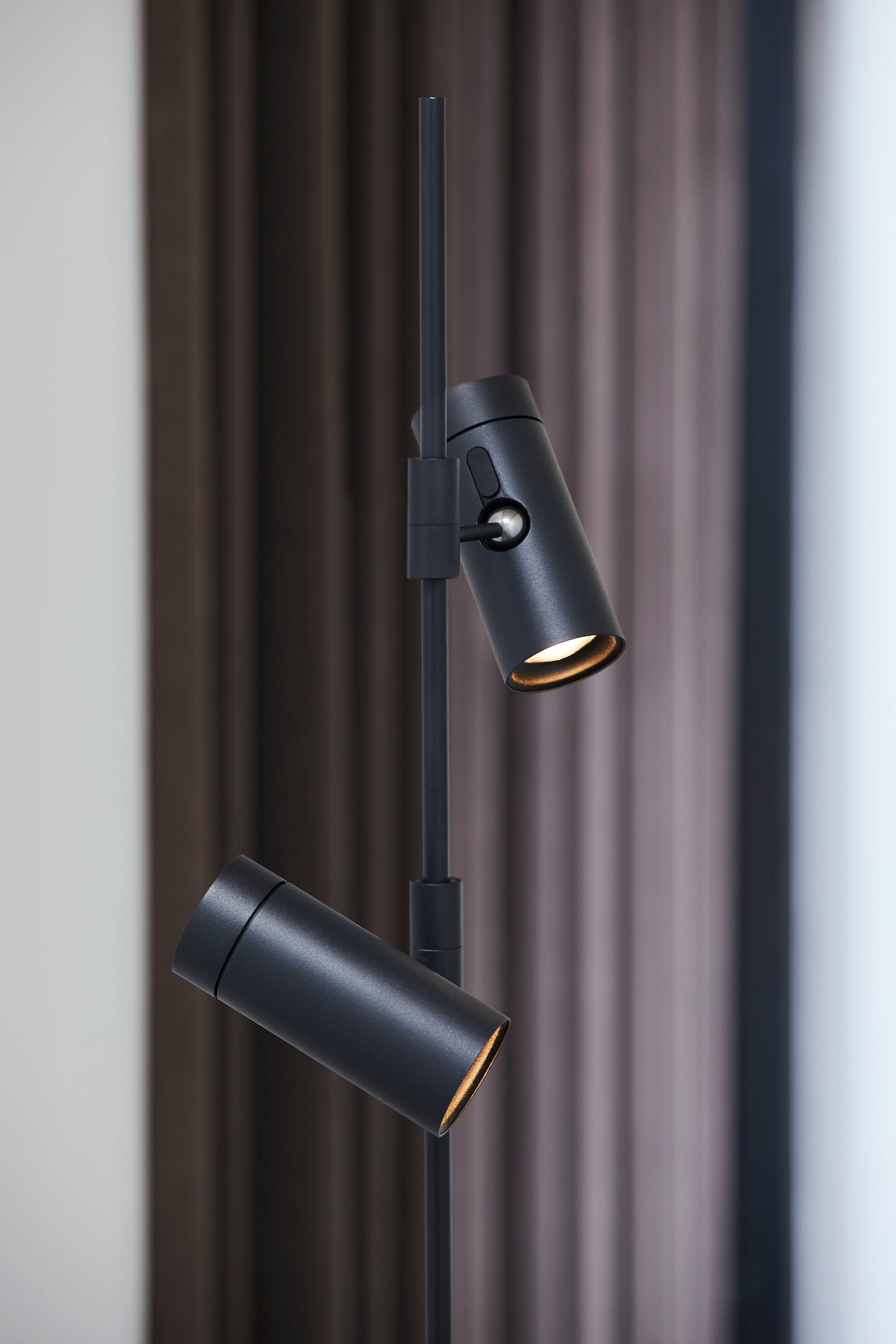 LOOM Design - SIA BASE dubbel golvlampa - Svart