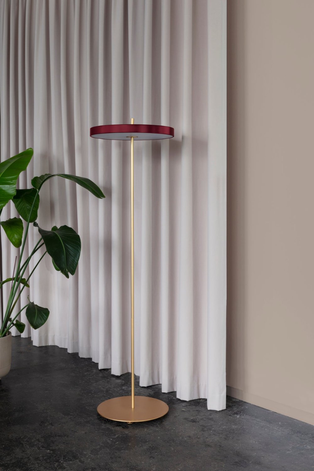 Rød gulvlampe umage