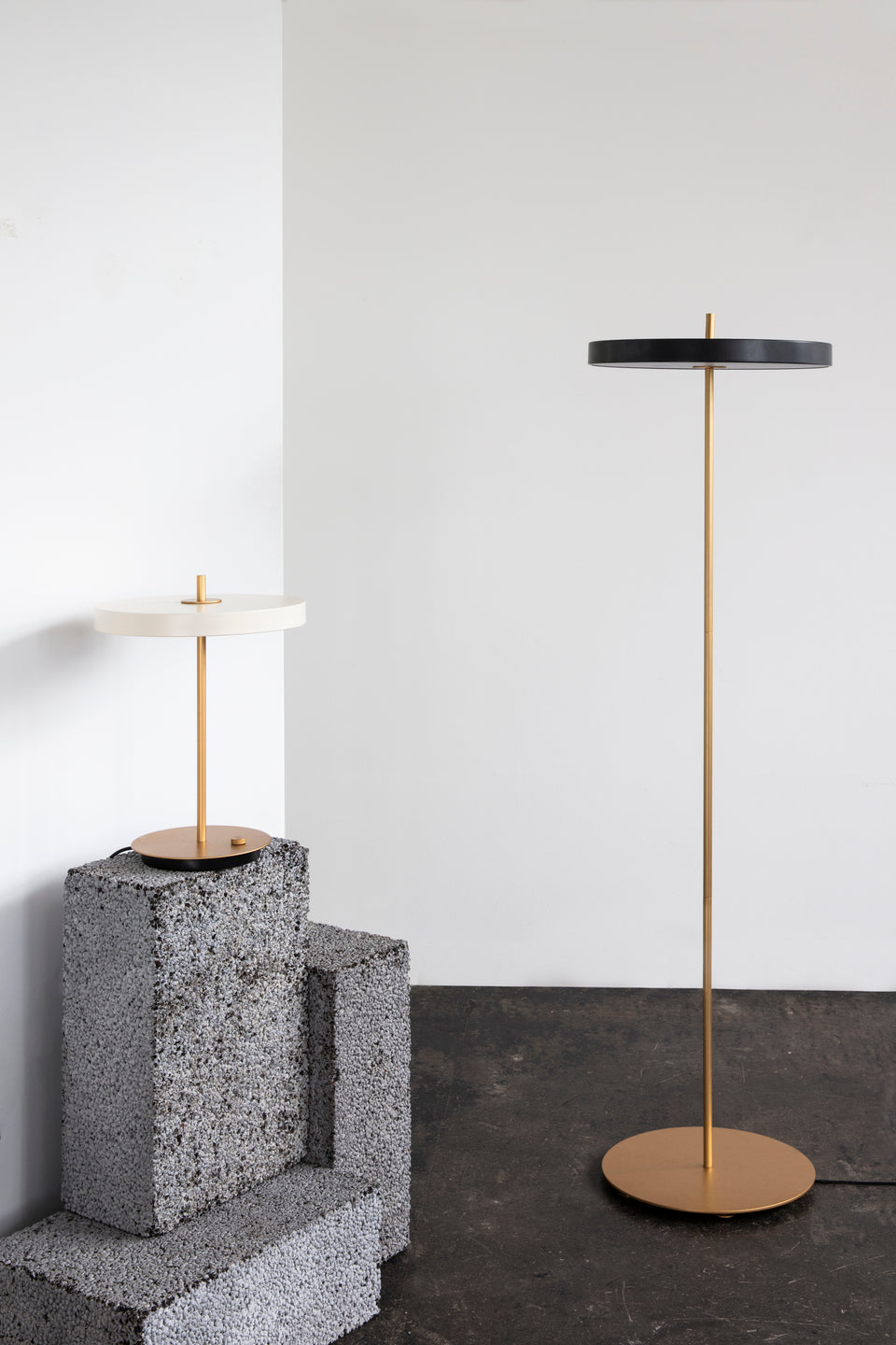 Antracitgrå gulvlampe umage asteria