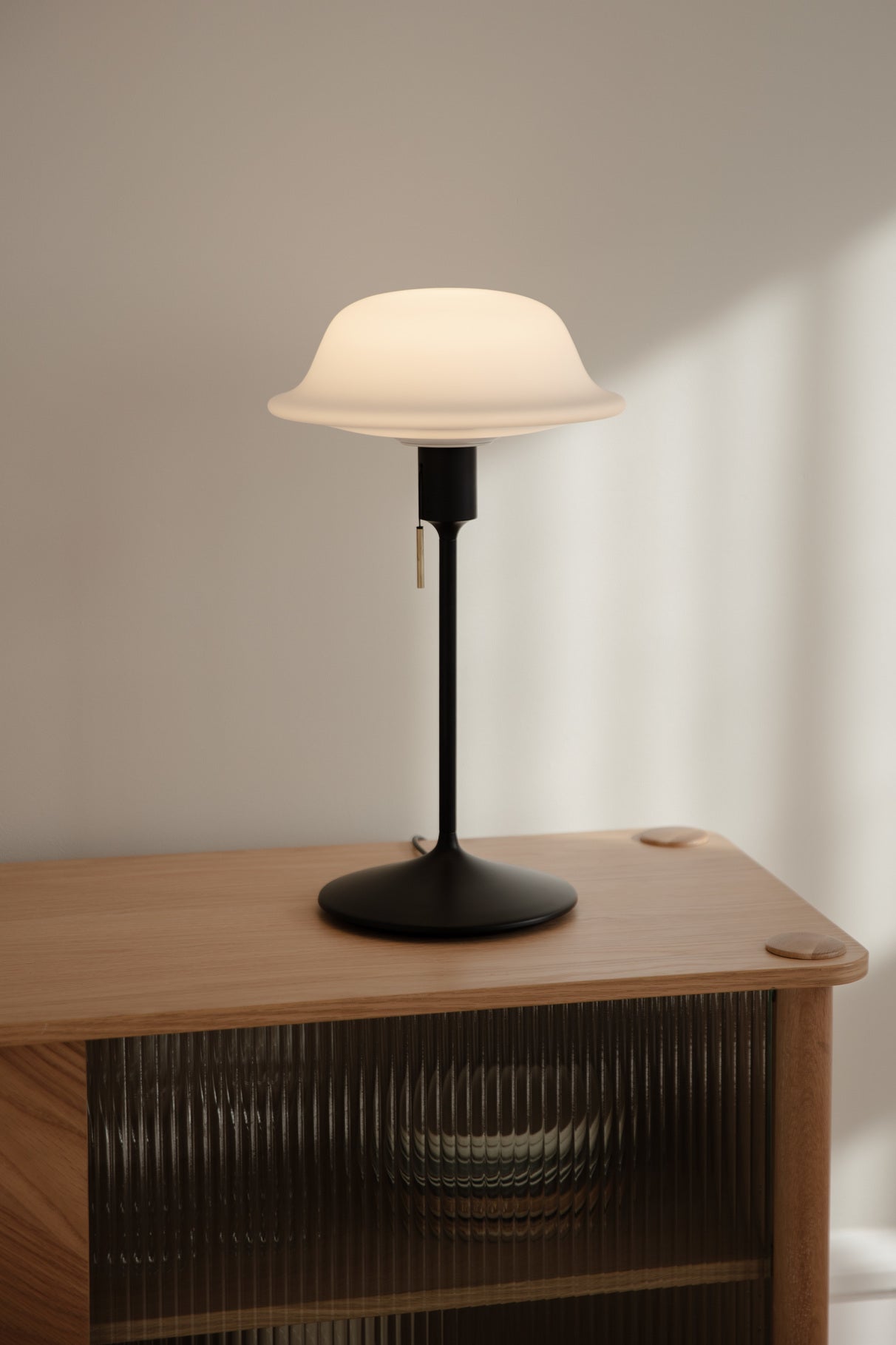 Umage Butler hvid opal glas lampeskærm - bord- og gulvversion