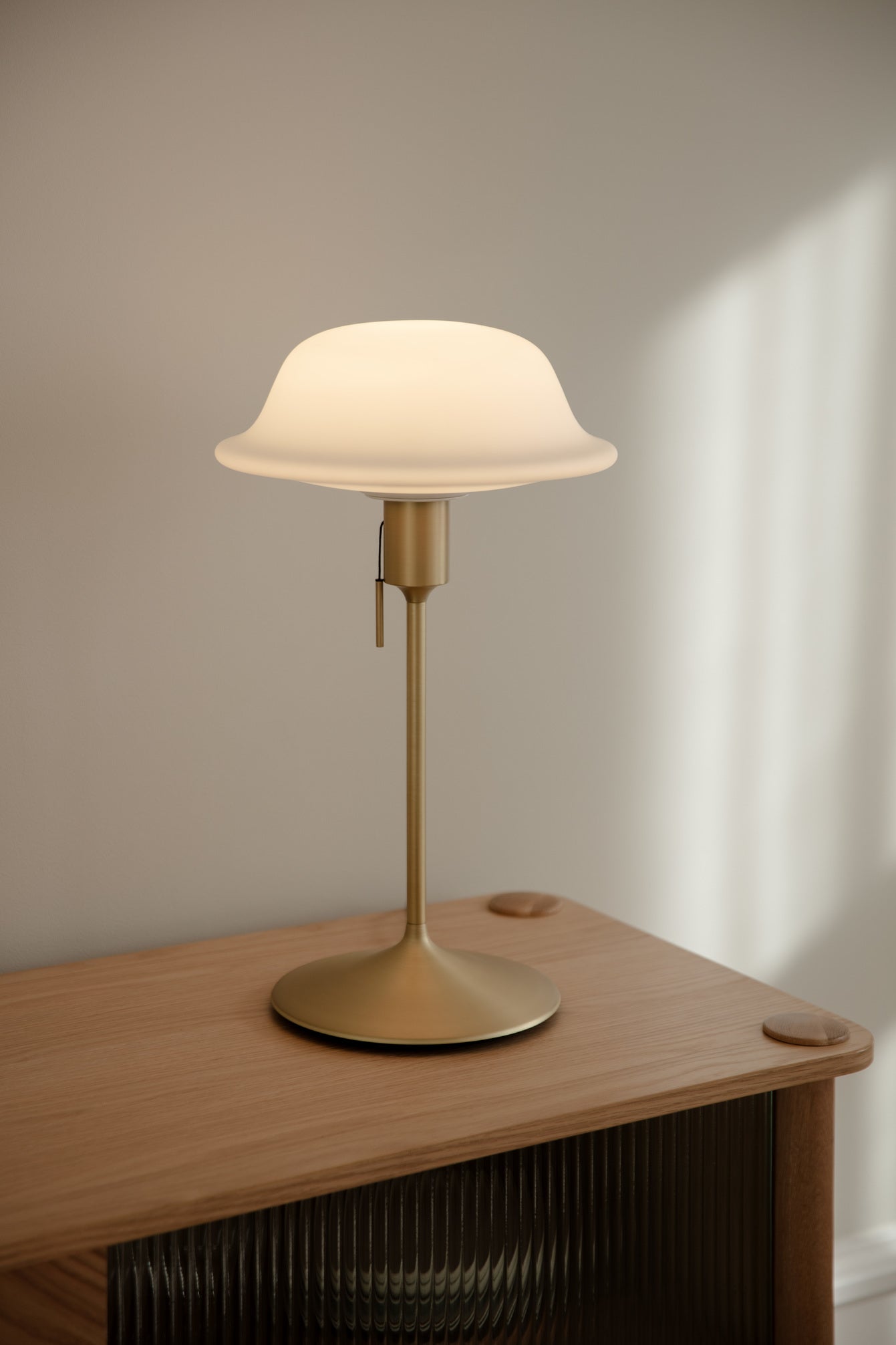 Umage Butler hvid opal glas lampeskærm - bord- og gulvversion