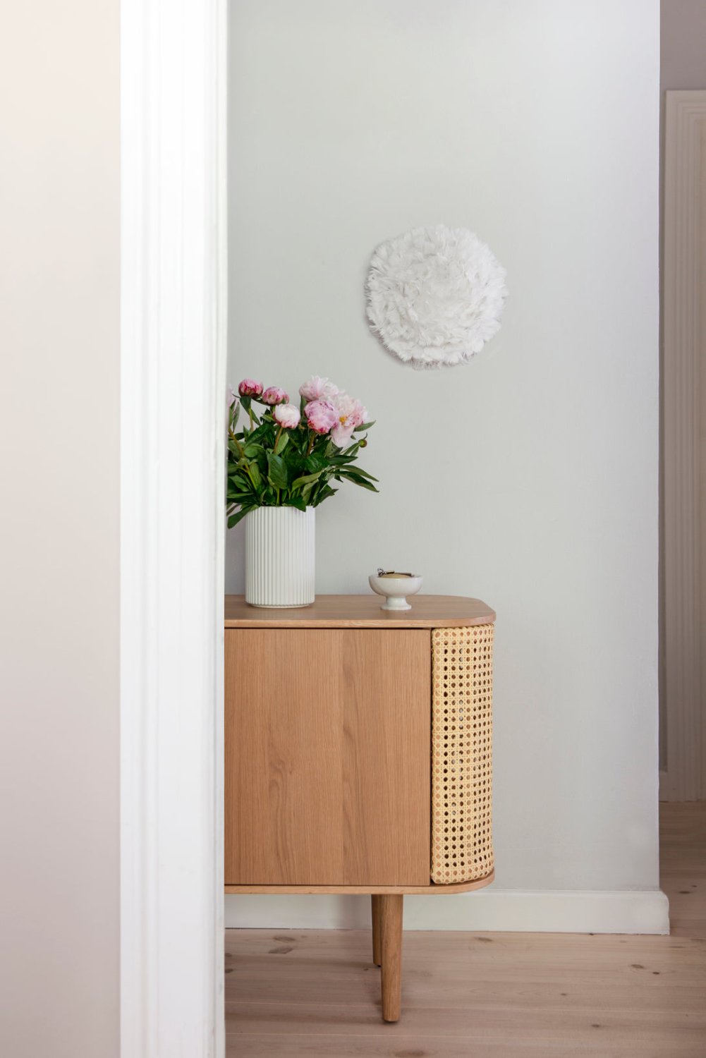 hvid loftlampe umage eos up mini