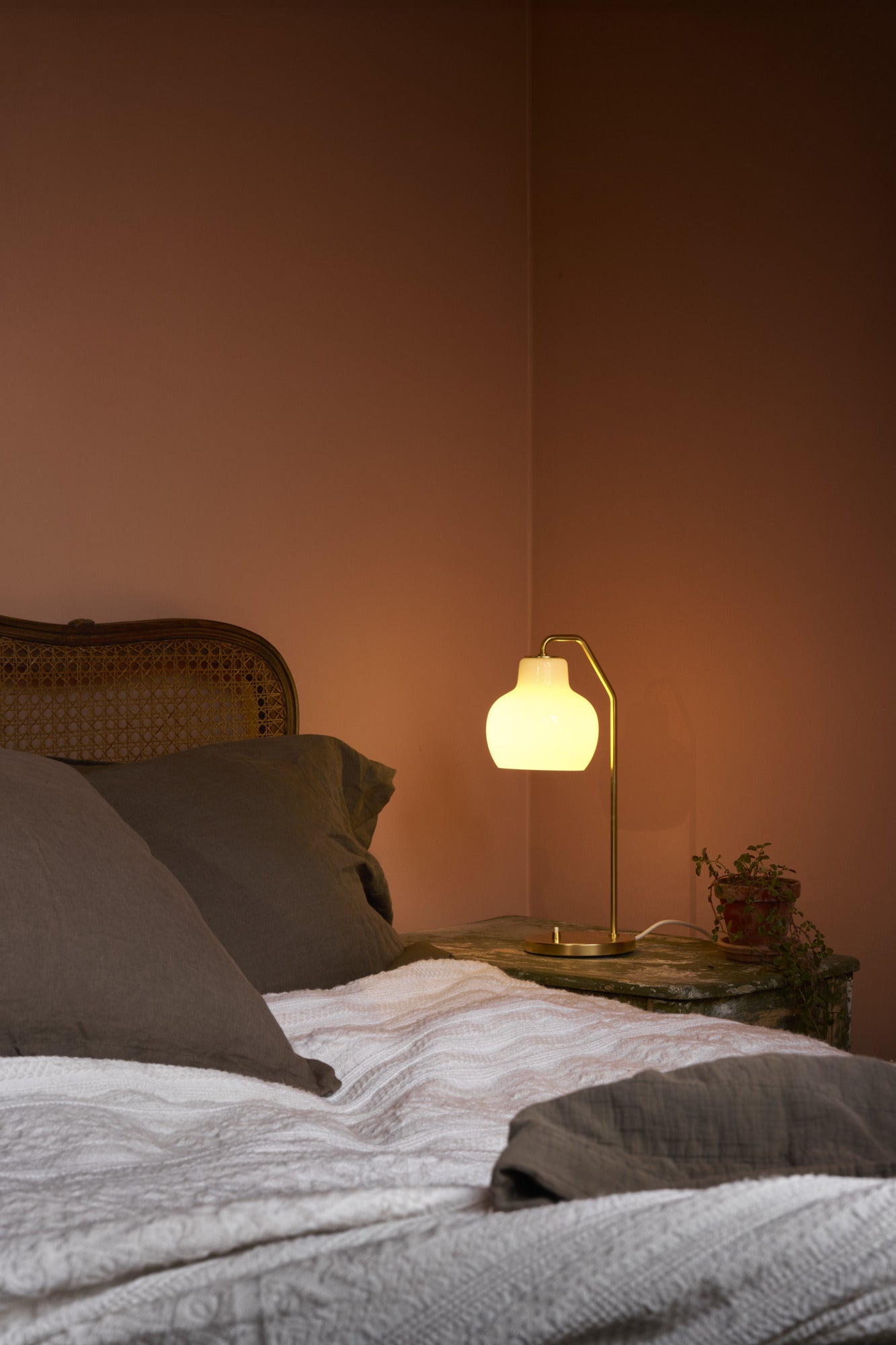 Louis Poulsen - VL Ringkrone Bordlampe – Brass / Opal Glass Ø150