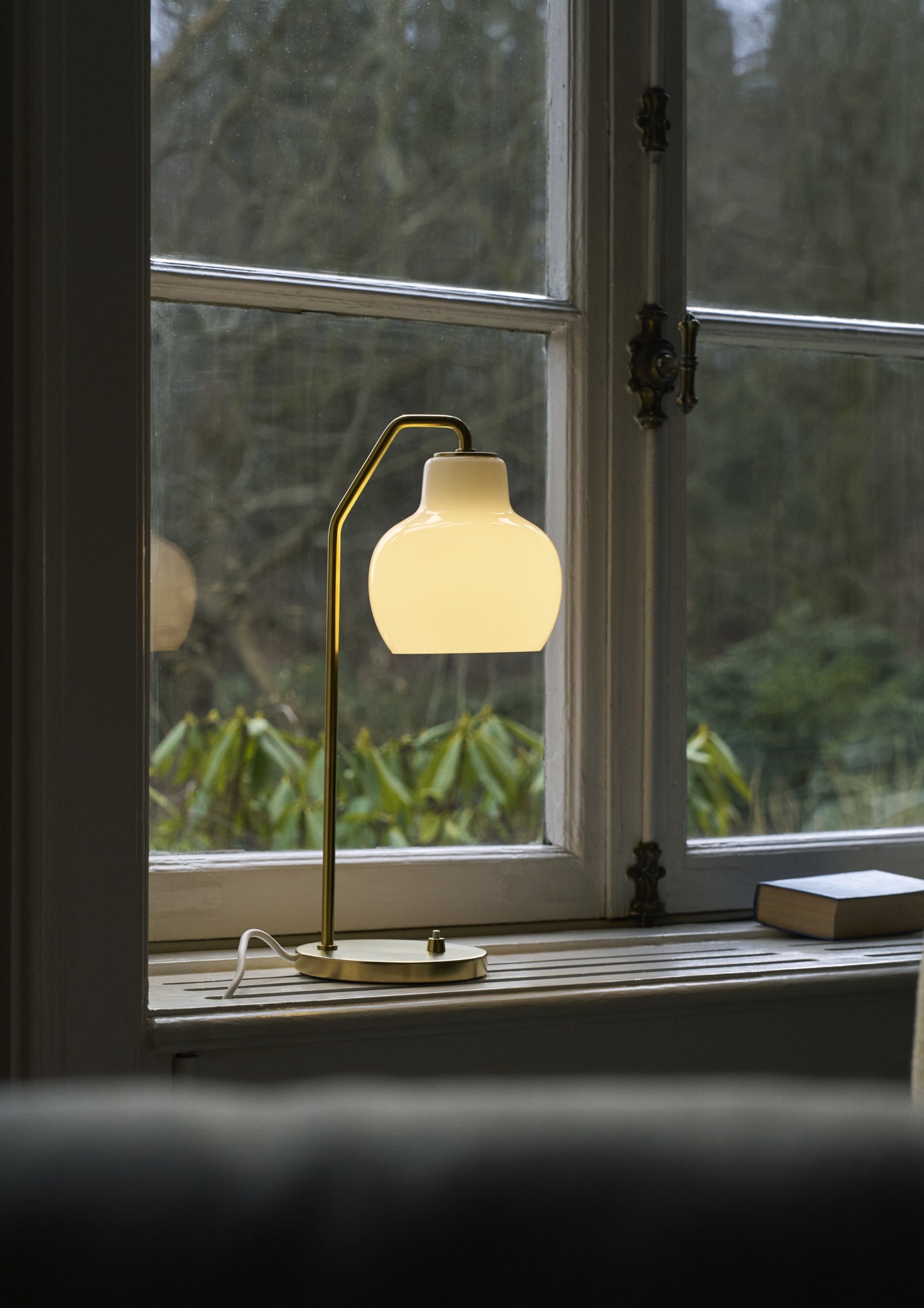 Louis Poulsen - VL Ringkrone Bordlampe – Brass / Opal Glass Ø150