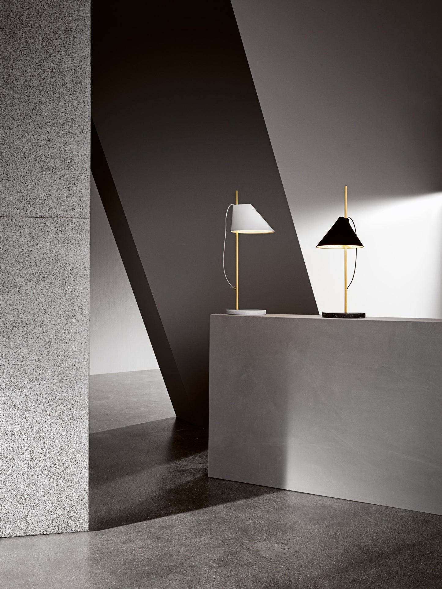 Louis Poulsen - YUH Bordslampa - Sockel i vit marmor