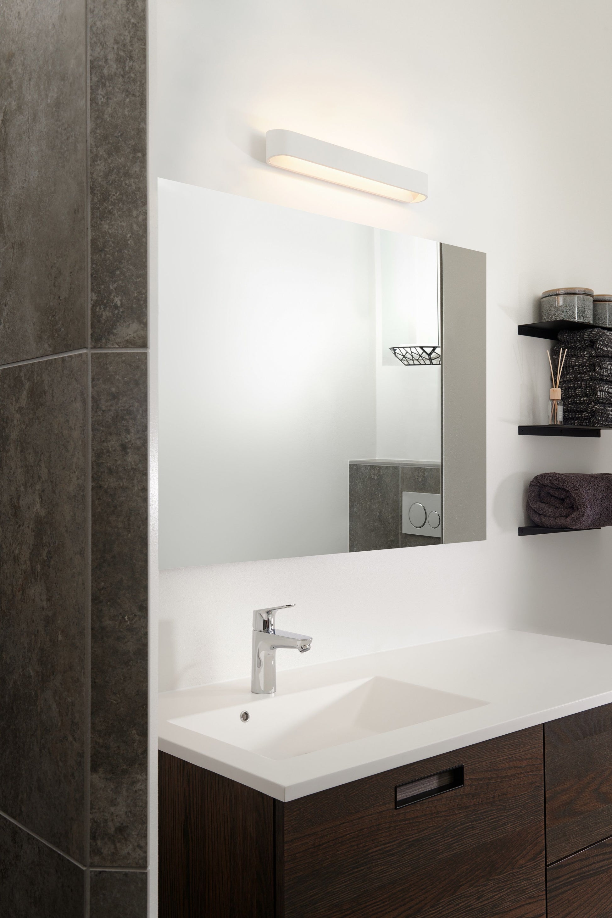 Aura W3 fra Light point som lys over spejl