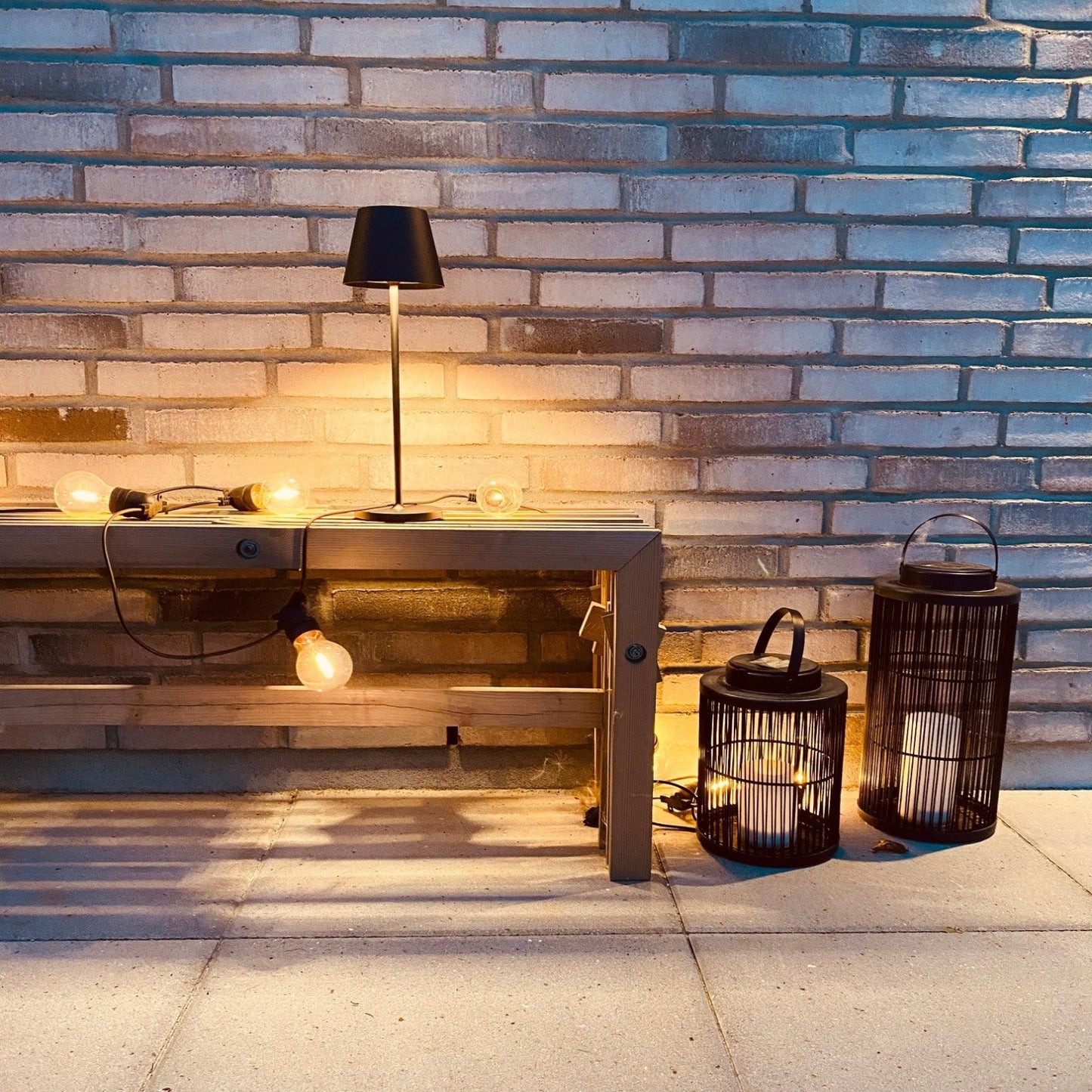 Calida bordlampen i sort hos Lampeexperten