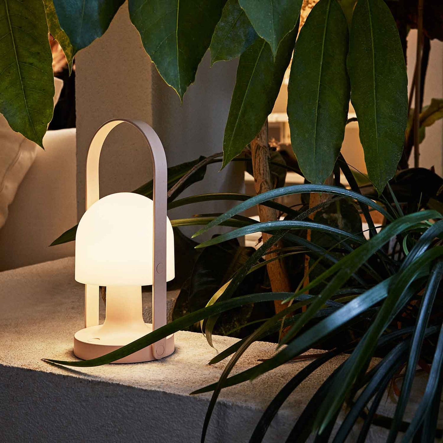 Marset Follow Me genopladelig bordlampe - Pale Pink
