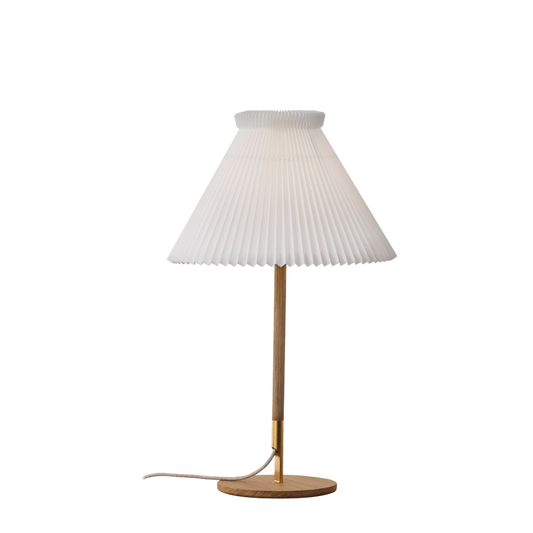 Le Klint Bordslampa, LK80, ljus ek, armatur i mässing,