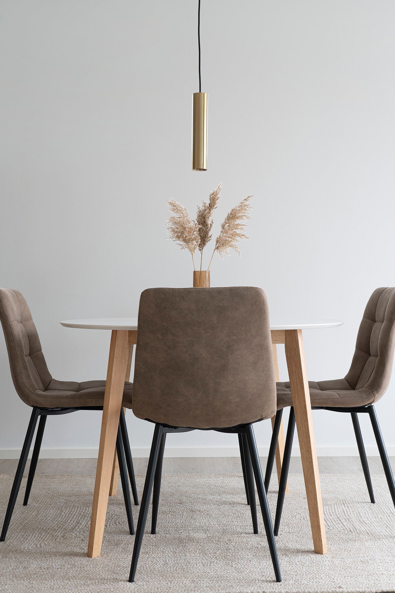 Moderne spisebordsstol med sorte ben
