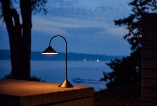 Grasp bordlampen i sort hos Lampeexperten