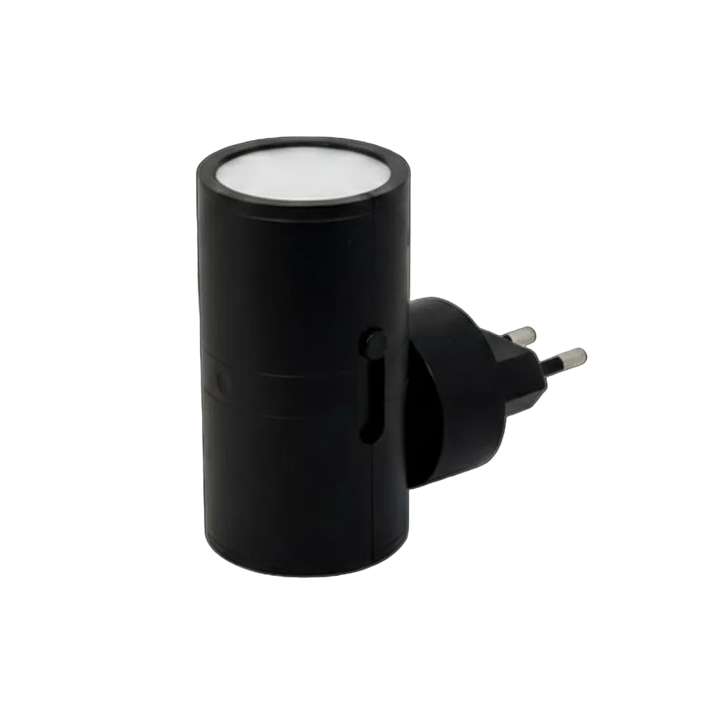 Plug-in spot til stikkontakt med automatisk dag- og natsensor, dæmper og varmt 2500K LED-lys.