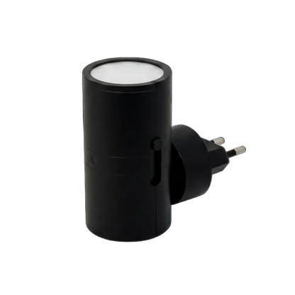Plug-in spot til stikkontakt med automatisk dag- og natsensor, dæmper og varmt 2500K LED-lys.