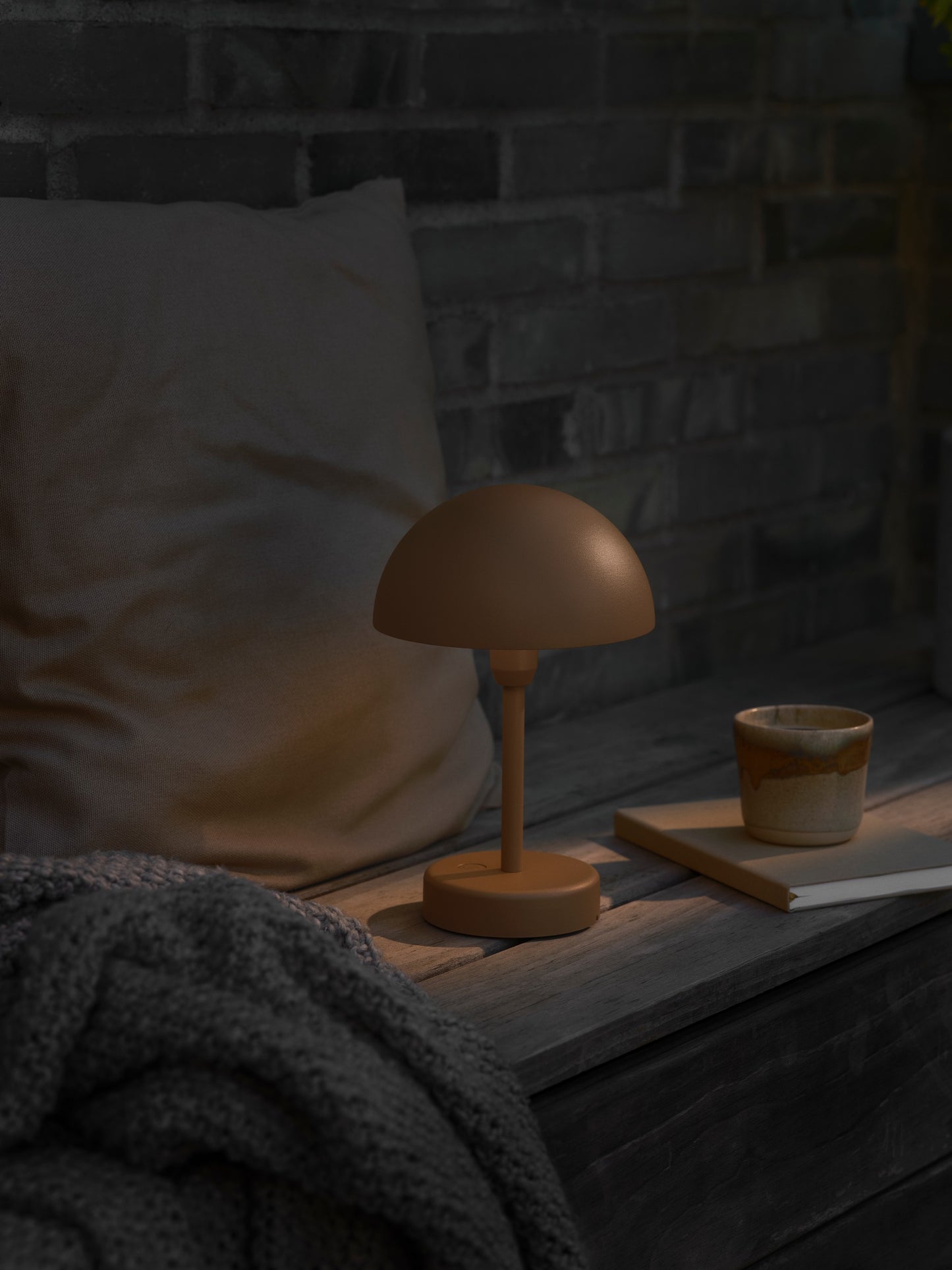 Nordlux Ellen To Go brun genopladelig bordlampe tag med ud og nyd aftenen.