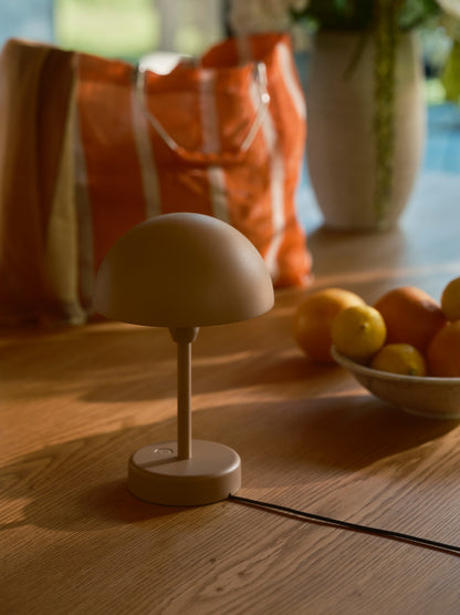 Nordlux Ellen To Go brun genopladelig bordlampe med indbygget LED og 3-trins dæmpning.