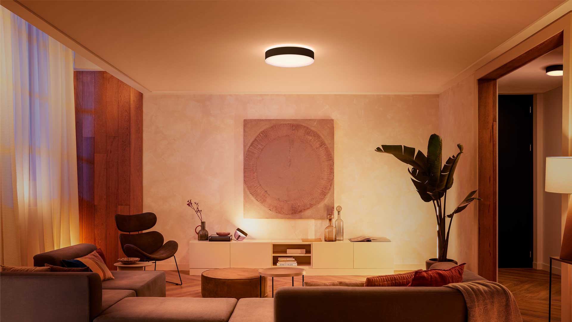 Philips hue loftlampe i sort i stue