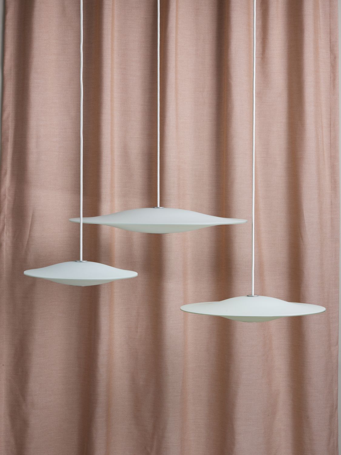 Sinus 550P Pendel i opal glas fra Piet Hein – elegant loftsbelysning
