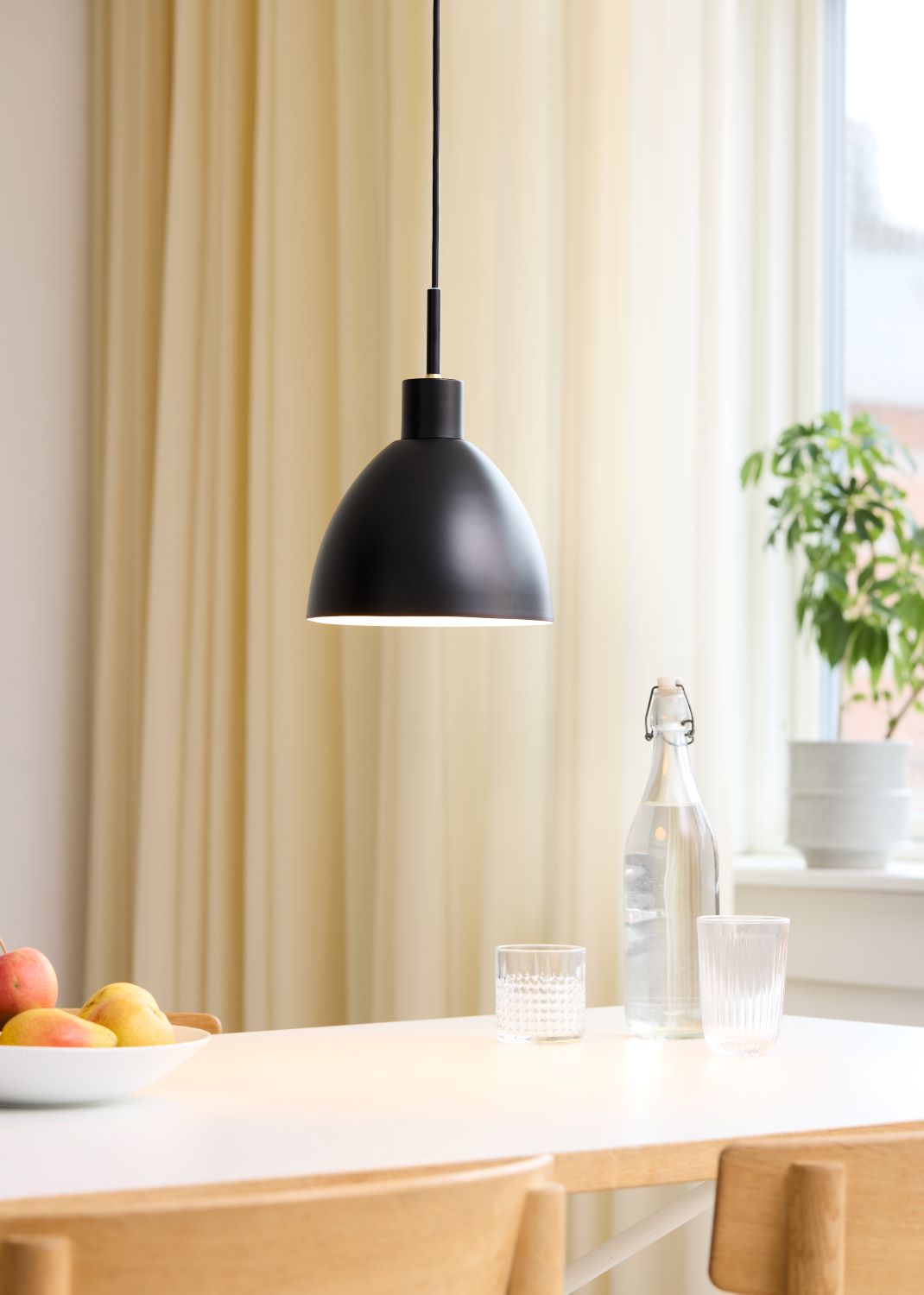 Sort lampe halo design