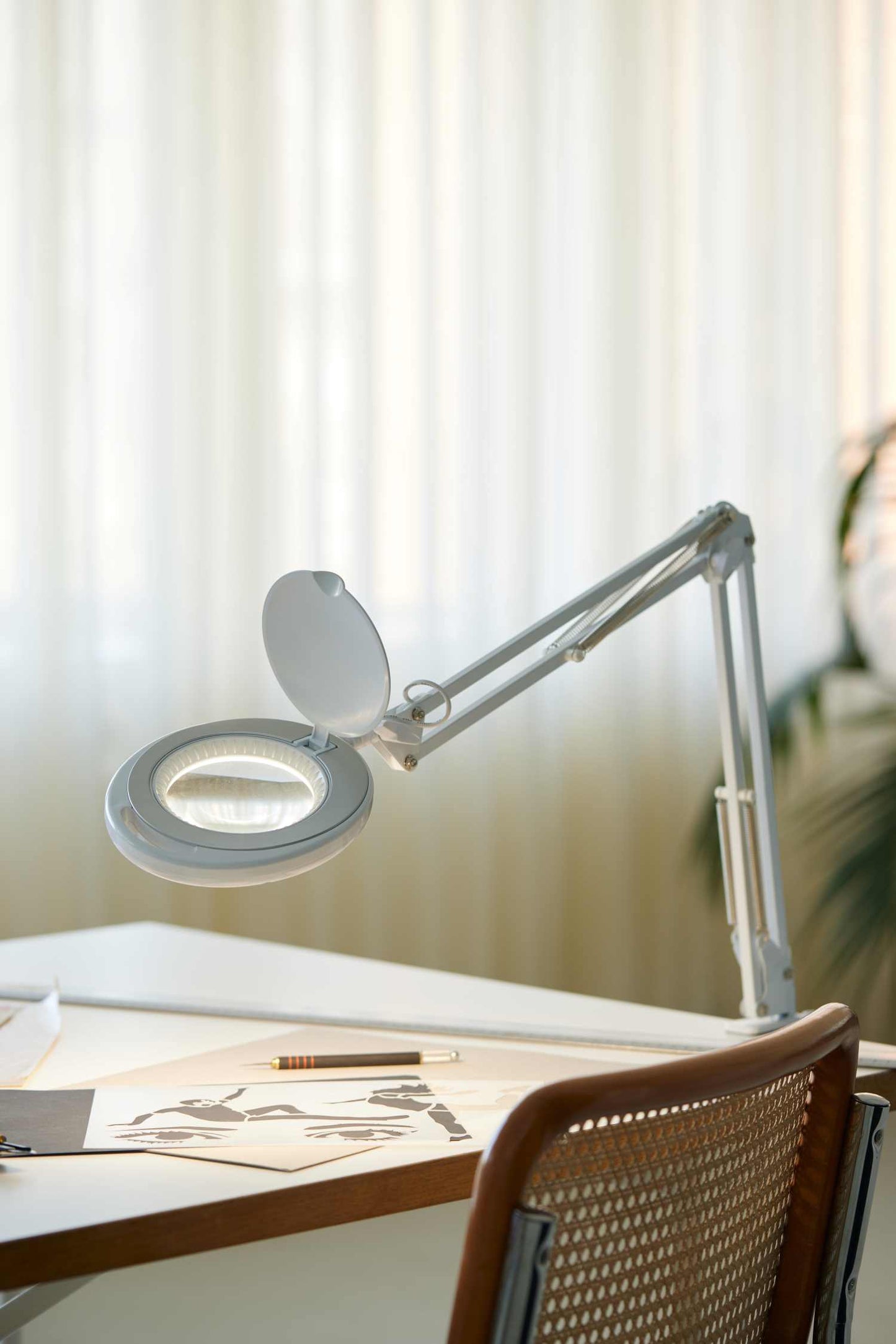 Halo Design Magni Archi clips skrivebordslampe LED Hvid