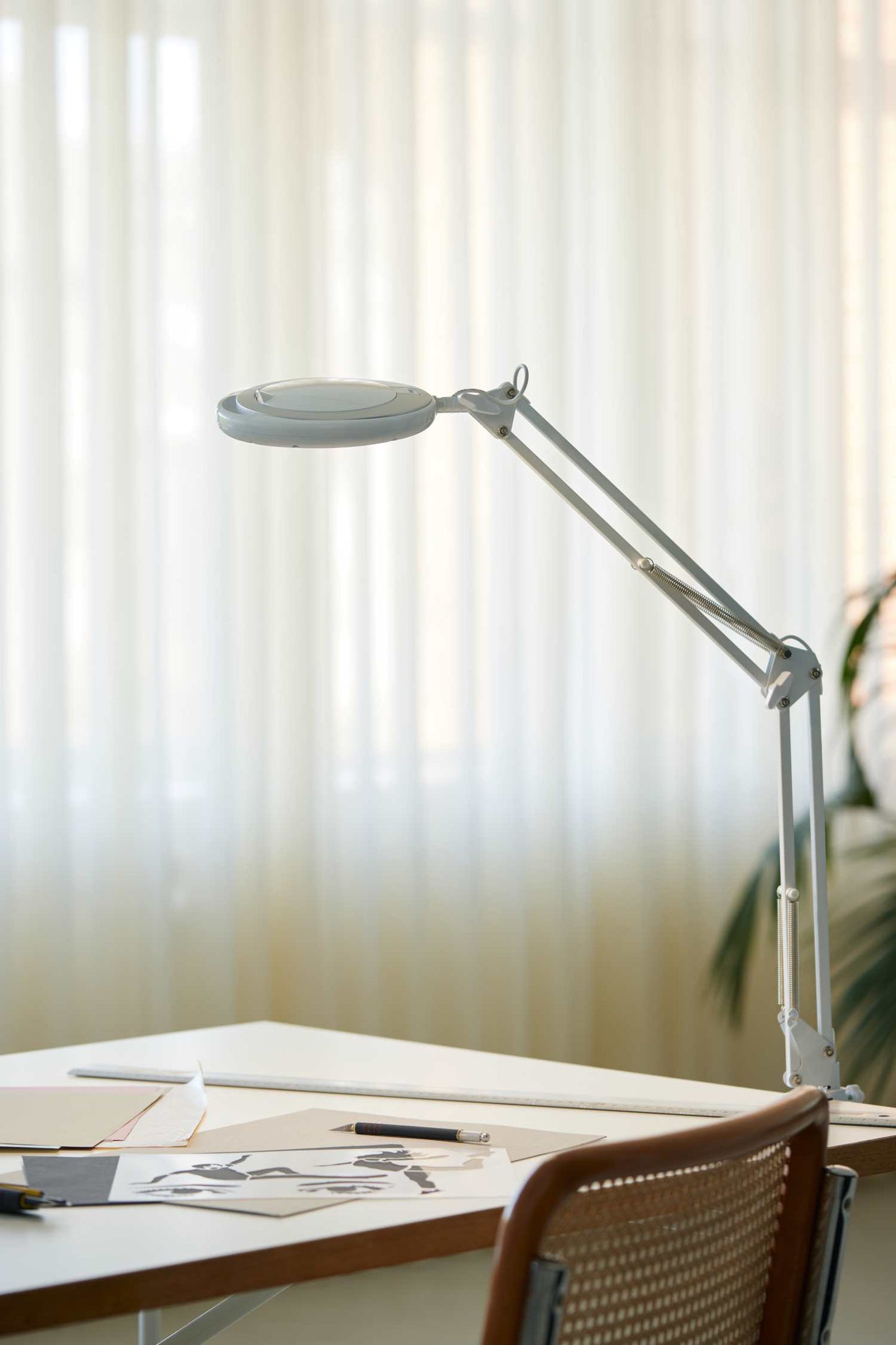 Halo Design Magni Archi clips skrivebordslampe LED Hvid