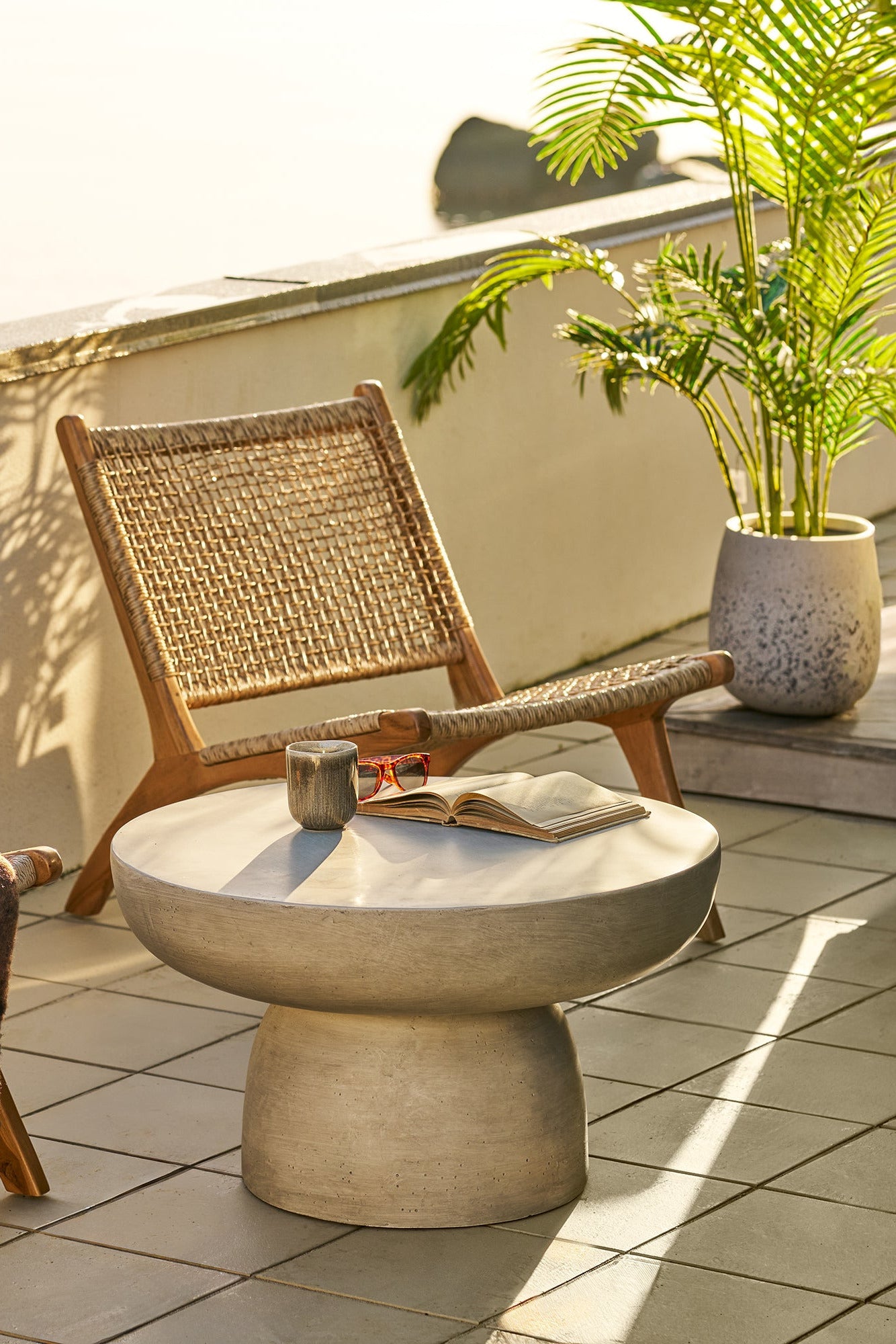 Bonnet loungebord i grå som moderne udendørs sofabord på terrasse